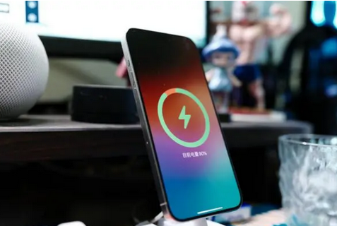 武冈苹果15换屏服务分享用什么充电器给iPhone15充电更好 
